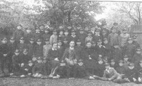 Starosielce, 1924 r. Szkoła Powszechna, kl. IVa. Wśród uczniów ks. Paweł Grzybowski, kierownik szkoły Wacław Tarło - Maziński